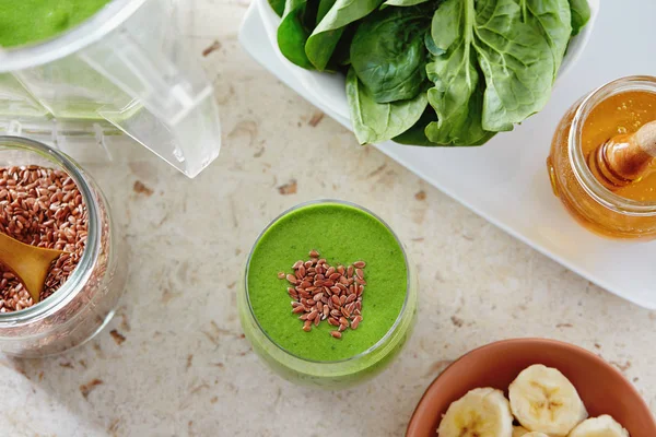 健康的绿色冰沙 用菠菜 香蕉和亚麻籽制成 减肥的绿色排毒奶昔 — 图库照片