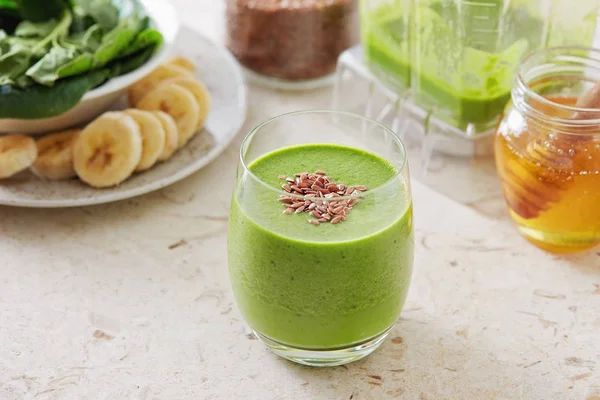 健康的绿色冰沙 用菠菜 香蕉和亚麻籽制成 减肥的绿色排毒奶昔 — 图库照片