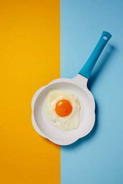 Renkli arka plan üzerinde tavada kızarmış yumurta