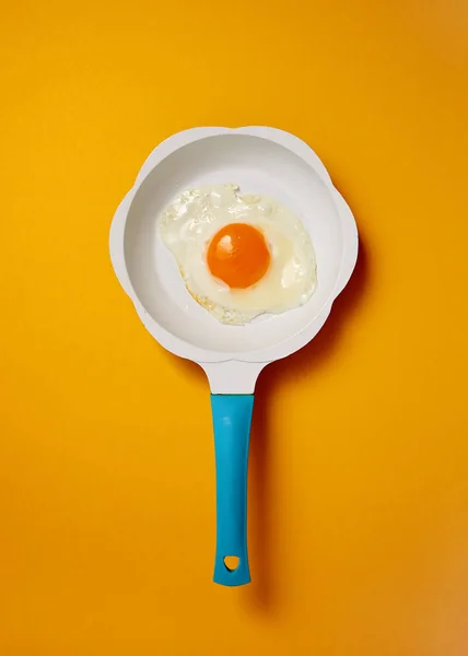 Жареное Яйцо Сковороде Желтом Фоне — стоковое фото