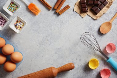 Çeşitli pişirme malzemeleri ve aletleri mutfak masasında