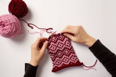 Beyaz arka plan üzerinde jakar desen örgü eller Üstten Görünüm