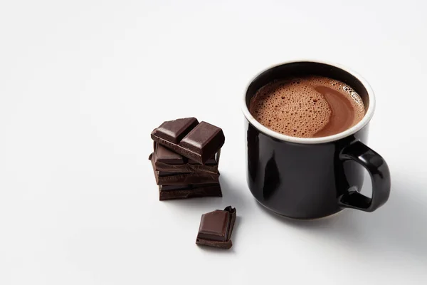 Caneca Preta Com Chocolate Quente Servido Com Pedaços Chocolate Escuro — Fotografia de Stock