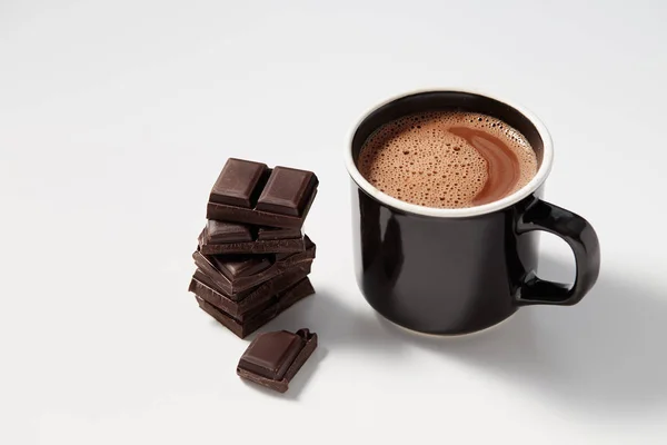 Caneca Preta Com Chocolate Quente Servido Com Pedaços Chocolate Escuro — Fotografia de Stock