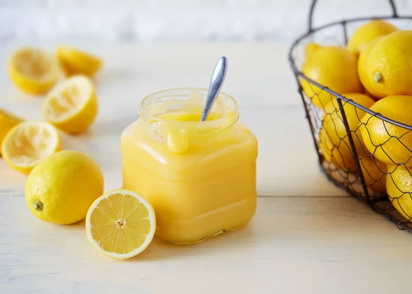 Nádobky Domácí Citronový Krém Košík Čerstvých Citronů — Stock fotografie