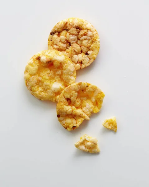Bovenaanzicht Van Ronde Maïs Crackers Witte Achtergrond — Stockfoto