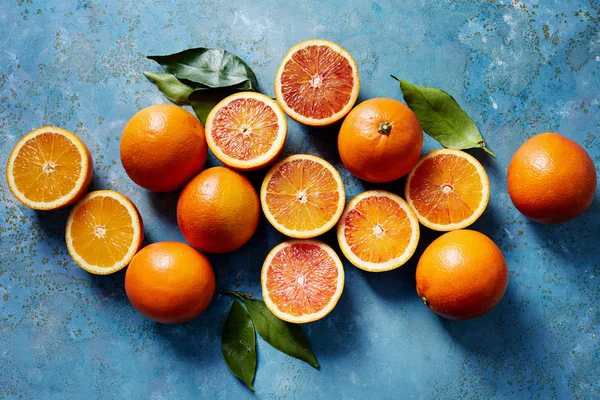 Vue Dessus Des Oranges Sang Entières Tranchées Sur Surface Bleue — Photo
