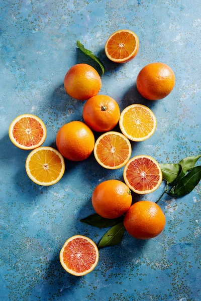 Pohled Shora Krvavých Pomerančů Celé Nařezané Modré Ploše — Stock fotografie