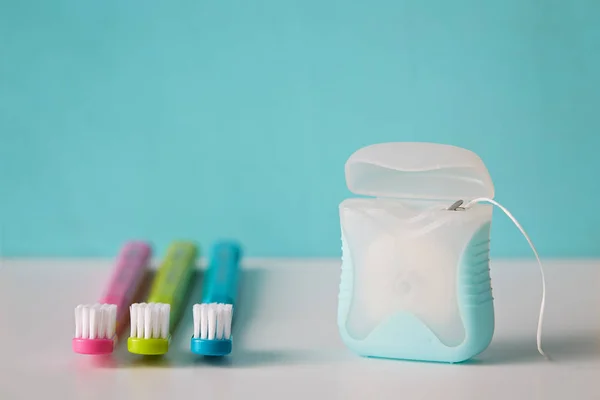 Nici Dentystyczne Kolorowe Szczoteczki Zębów Jasno Niebieskim Tle — Zdjęcie stockowe