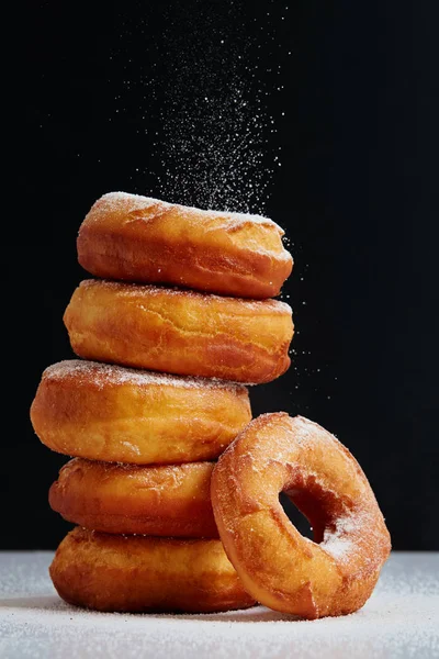 Pilha Donuts Caseiros Polvilhados Com Açúcar Fundo Preto — Fotografia de Stock