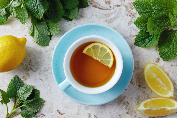 ホット クリーム レモンと緑のミントの葉のお茶 — ストック写真