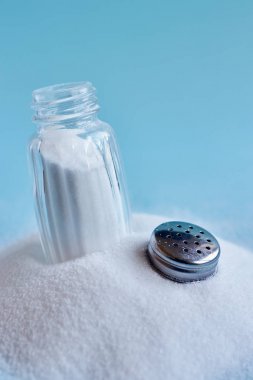 Spilled tuz ve açık tuzluk mavi zemin üzerine yakın çekim fotoğraf