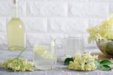 Ev yapımı elderflower limonata taze çekilmiş elderflowers ile  