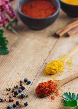 tahta kaşıklar rustik masada baharatlar ile yakın çekim   