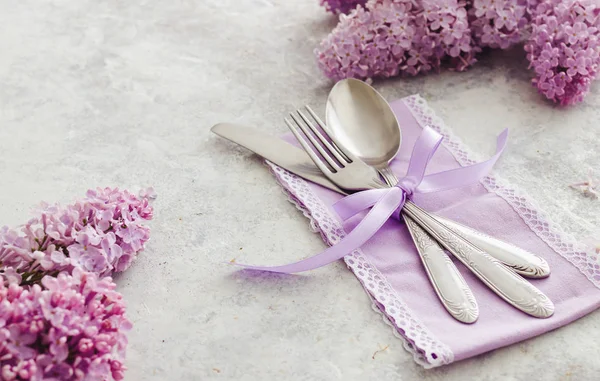 Cadru Masă Elegant Flori Liliac Șervețel Violet Argintărie Epocă Fundal — Fotografie, imagine de stoc