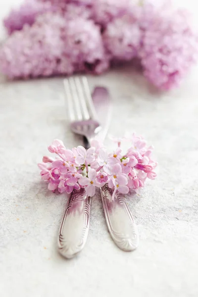 Elegancki Stół Ustawienie Kwiatów Bzu Fioletowe Serwetki Vintage Sztućce Tle — Zdjęcie stockowe