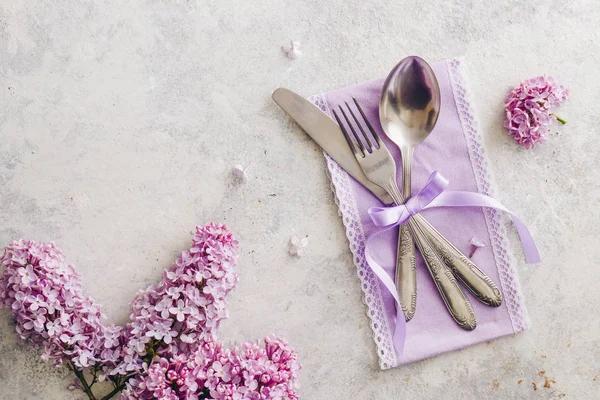 Elegant Table Setting Lilac Flowers Purple Napkin Vintage Silverware Rustic — Stock Photo, Image