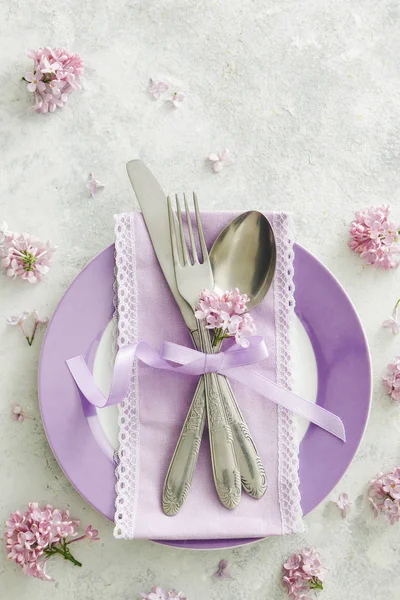 Ajuste Mesa Elegante Com Flores Lilás Guardanapo Roxo Com Prataria — Fotografia de Stock