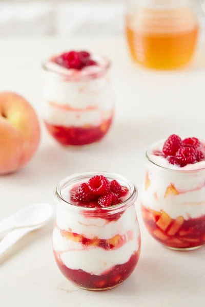 Hausgemachtes Dessert Aus Pfirsich Und Himbeere Mit Joghurtcreme — Stockfoto