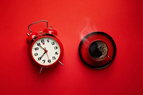 Café Caliente Una Taza Con Despertador Retro Sobre Fondo Rojo — Foto de Stock