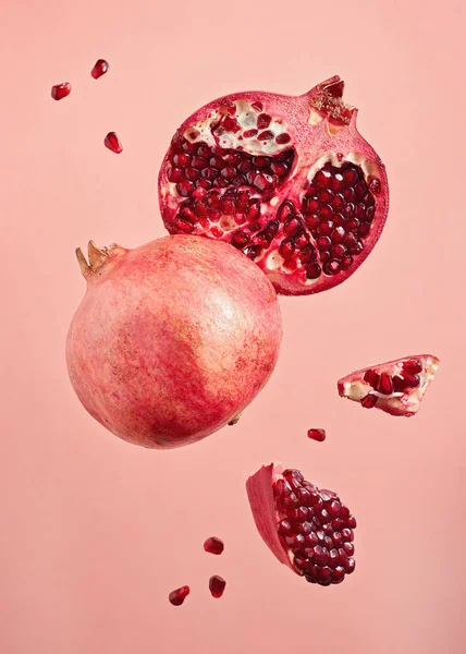 Close Pomegranate Slices Pink Background — Stock Photo, Image