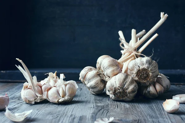 Verse Biologische Knoflookbol Samengebonden Met Geopende Knoflookbol Ongeschilde Kruidnagel — Stockfoto