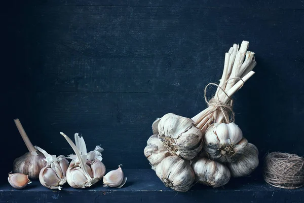 Verse Biologische Knoflookbol Samengebonden Met Geopende Knoflookbol Ongeschilde Kruidnagel — Stockfoto