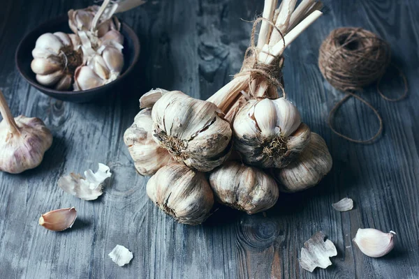 Frische Bio Knoblauchknolle Zusammengebunden Mit Geöffneter Knoblauchknolle Und Ungeschälten Nelken — Stockfoto