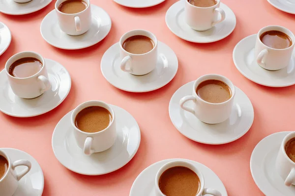 Tazas Blancas Llenas Café Leche Dispuestas Sobre Fondo Rosa —  Fotos de Stock