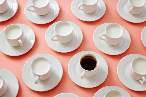 Draufsicht Auf Weiße Keramiktassen Gefüllt Mit Kaffee Und Milch — Stockfoto