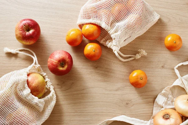 Färsk Frukt Och Grönsaker Miljövänliga Påsar Köksbordet — Stockfoto