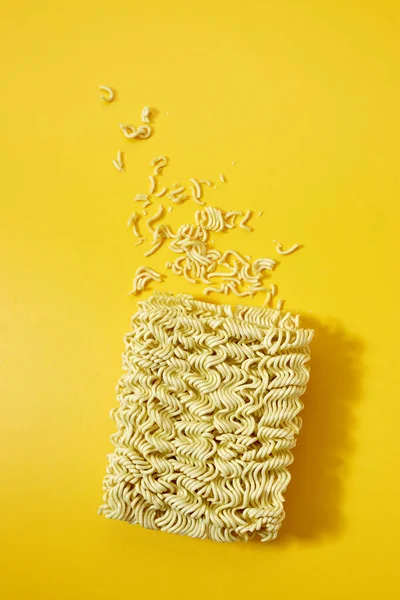 即席の乾麺 黄色の背景にアジアのインスタントラーメン — ストック写真