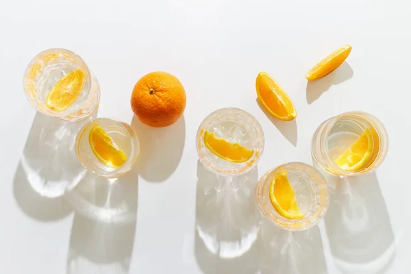 Mehrere Gläser Wasser Mit Frischer Orange Detox Und Gesundes Ernährungskonzept — Stockfoto