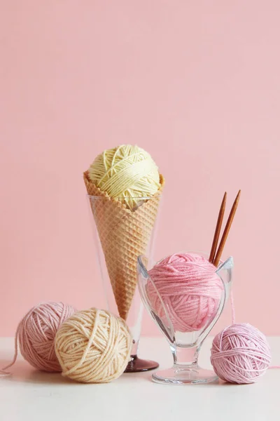 Palla Filato Color Pastello Una Ciotola Dessert Cono Cialda — Foto Stock