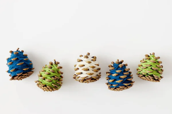 Pinecones Embrulhado Fios Coloridos Simples Ofício Férias — Fotografia de Stock