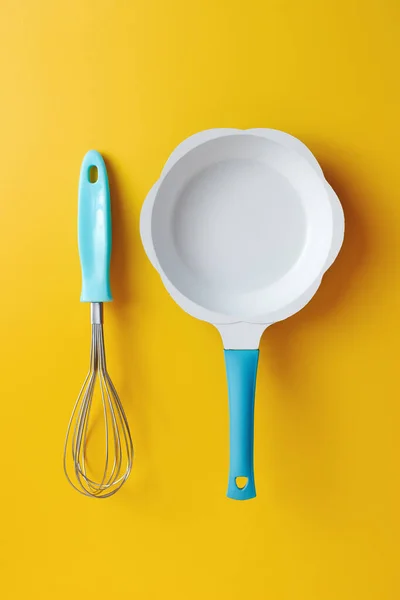 Utensil Cocina Batidor Alambre Sartén Sobre Fondo Amarillo — Foto de Stock