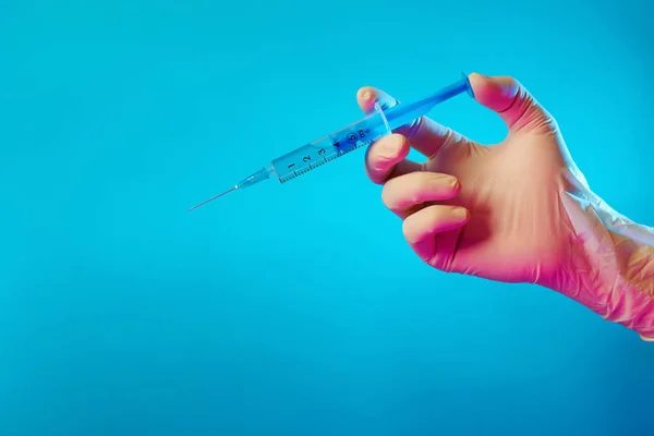 インフルエンザワクチンで注射しろ 手の中にワクチン注射器を持って — ストック写真