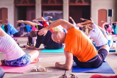 Yoga yapan bir grup insan.