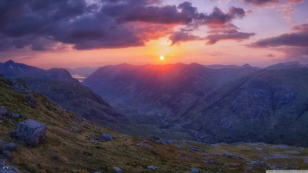 Leven Gölü, Glencoe Köyü, İskoçya, İngiltere üzerinde güzel renkli gün batımı