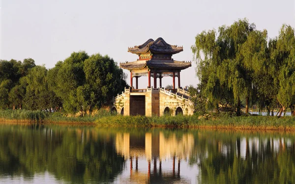 Kyoto, Japonya - 5 Ağustos 2018: Japonya 'nın Kyoto kentinde bulunan görkemli Kinkaku-ji Altın Pavillon Tapınağı