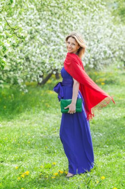 Park içinde parlak kadın