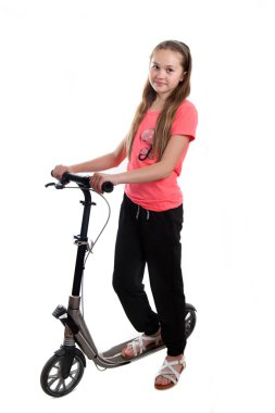 Bir genç kızla bir tekme scooter 