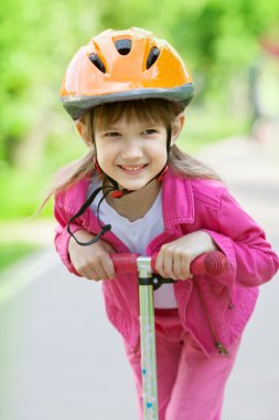 kask içinde gülümseyen küçük kız