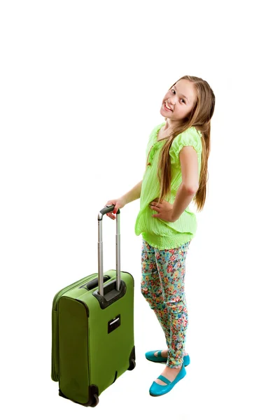 Улыбающаяся девушка с чемоданом — стоковое фото