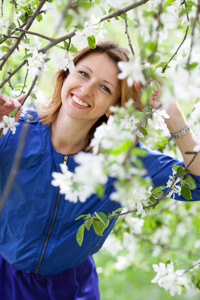 gülümseyen kadın Garden'da yürüyor 