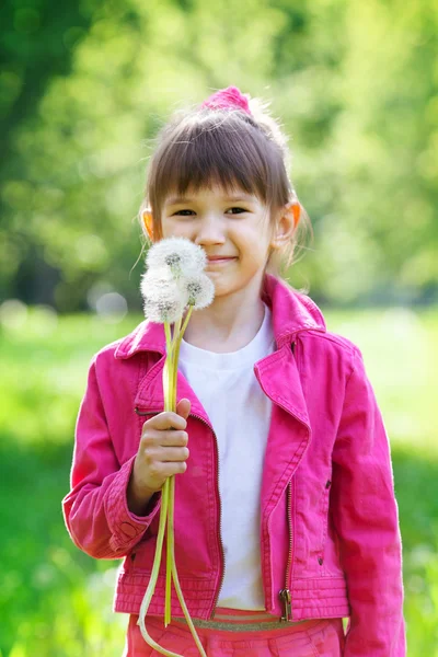 Улыбающаяся пятилетняя девочка — стоковое фото
