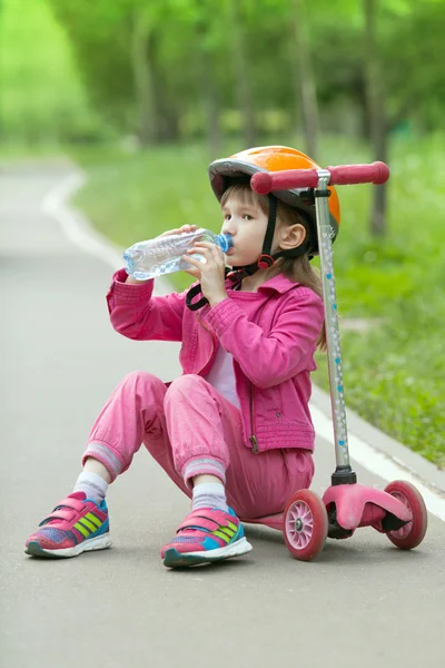 Leende liten flicka i hjälm — Stockfoto