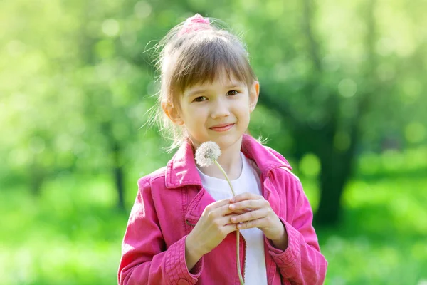 Sonriente niña de cinco años — Foto de Stock