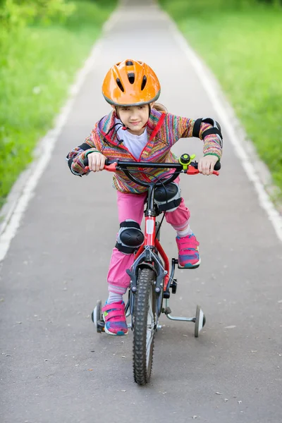 Kask içinde küçük kız — Stok fotoğraf