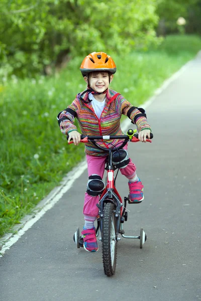 Kask içinde küçük kız — Stok fotoğraf